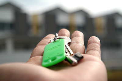 Haus Wohnung Schlüssel auf Hand