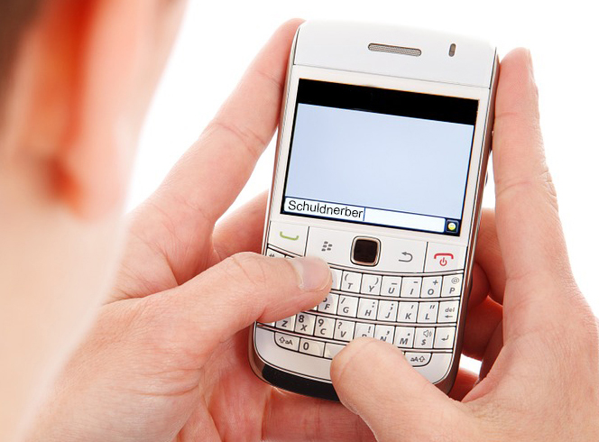 Überschuldung Hilfe suchen Smartphone Schuldnerberatung tippen
