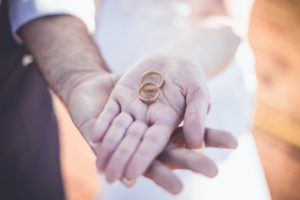 Ehepaar mit Trauringen: Ehepartner haften nicht für BAföG-Schulden
